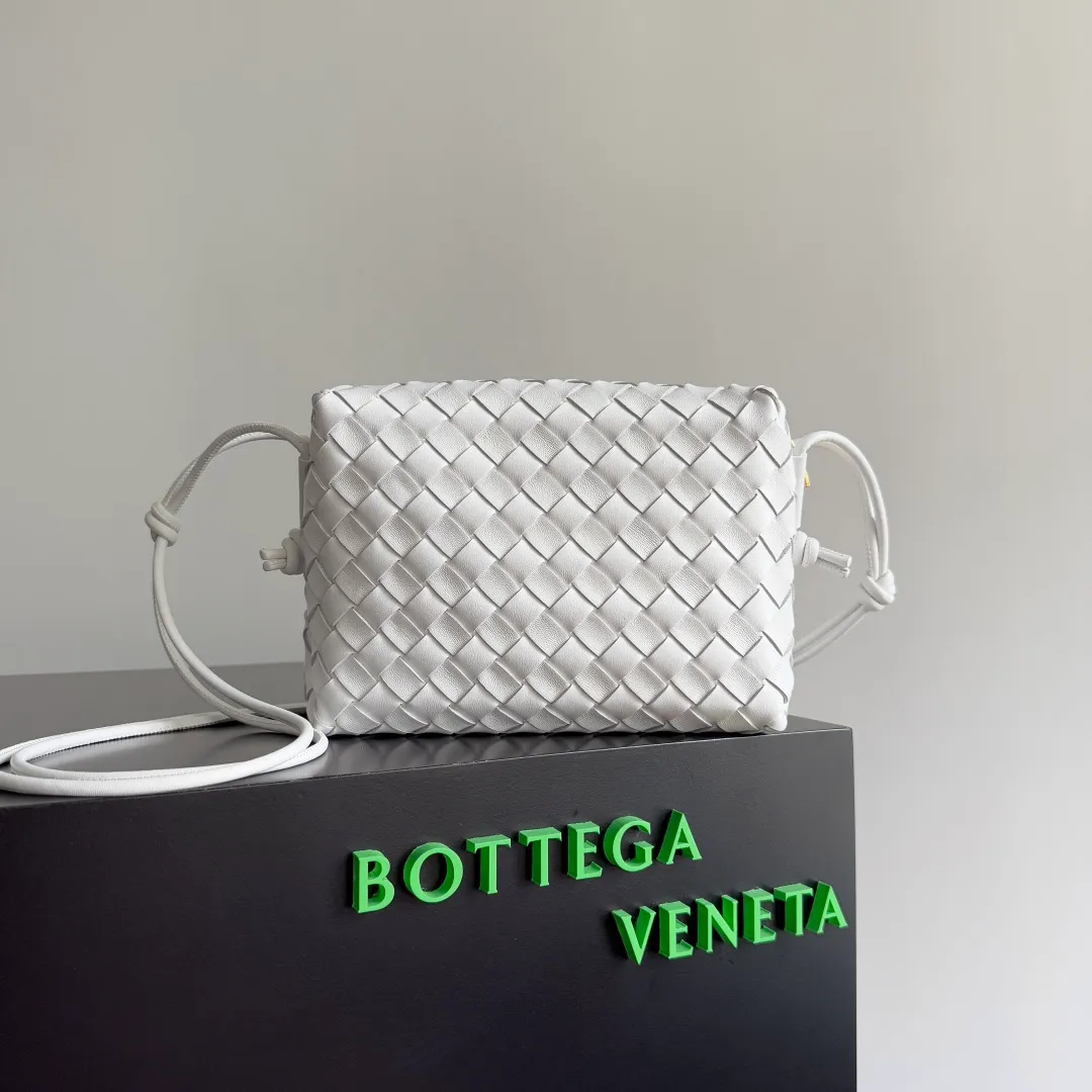 Batch 1260 𝗕𝗼𝘁𝘁𝗲𝗴𝗮 𝗩𝗲𝗻𝗲𝘁𝗮———— The latest version of the loop camera bag💥 at BV’s King of Cost-Effectiveness counter, large woven texture➕As always, ultra-high-quality lambskin, with zippers and adjustable drawstrings, it is especially suitable for the belly💫It can hold anything, and it is very light in weight, suitable for🈴️girls of all ages, size: 22*15*8cm, style number: 680255